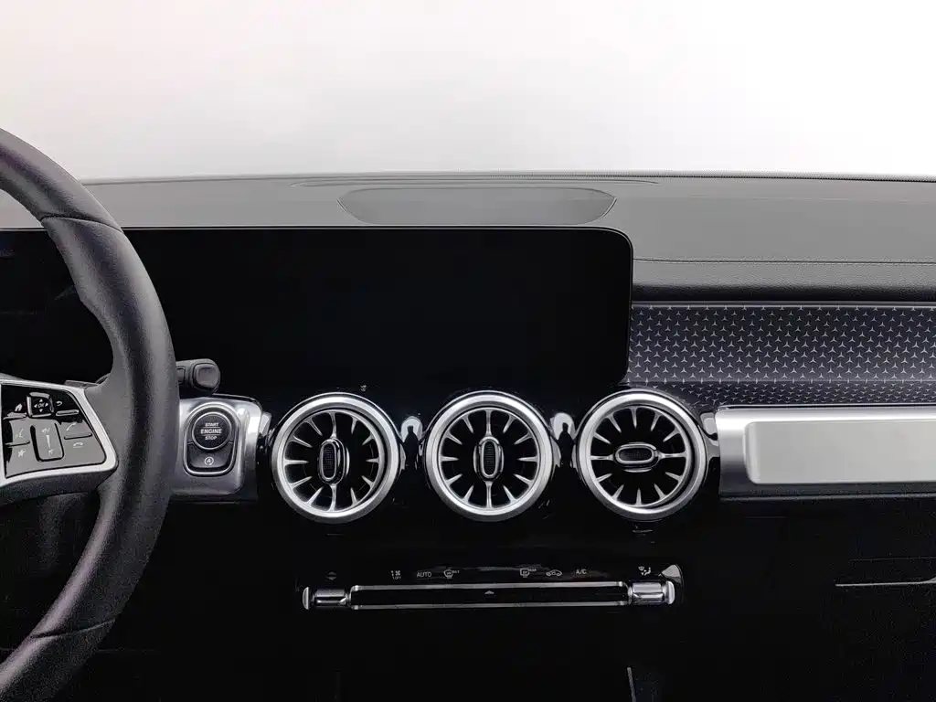 Mercedes-Benz GLB — миниатюра 12