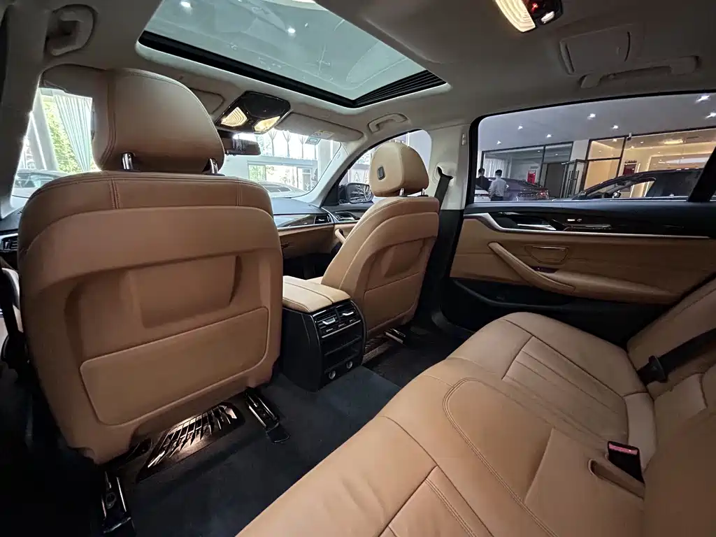 BMW 5 Series — миниатюра 17