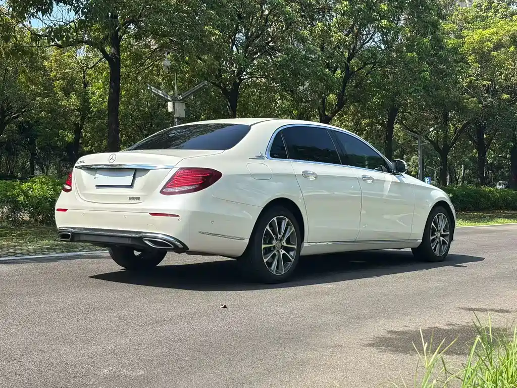 Mercedes-Benz E-Class — миниатюра 7