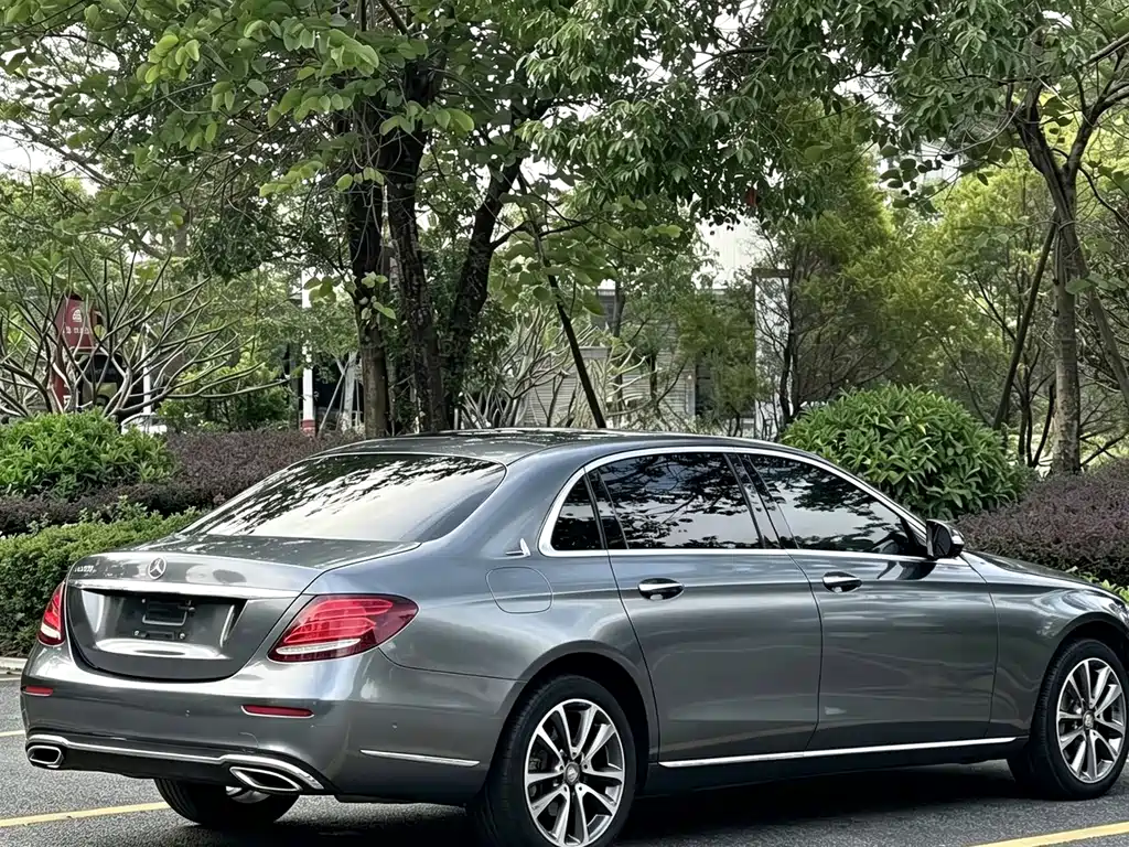 Mercedes-Benz E-Class — миниатюра 6