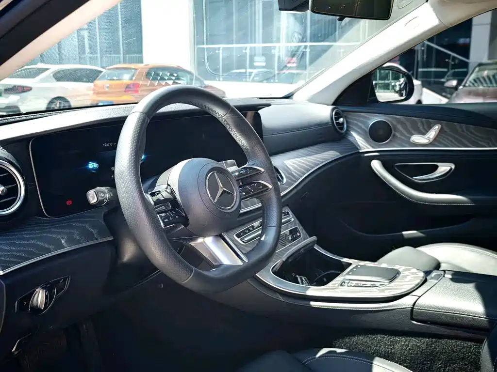 Mercedes-Benz E-Class — миниатюра 4