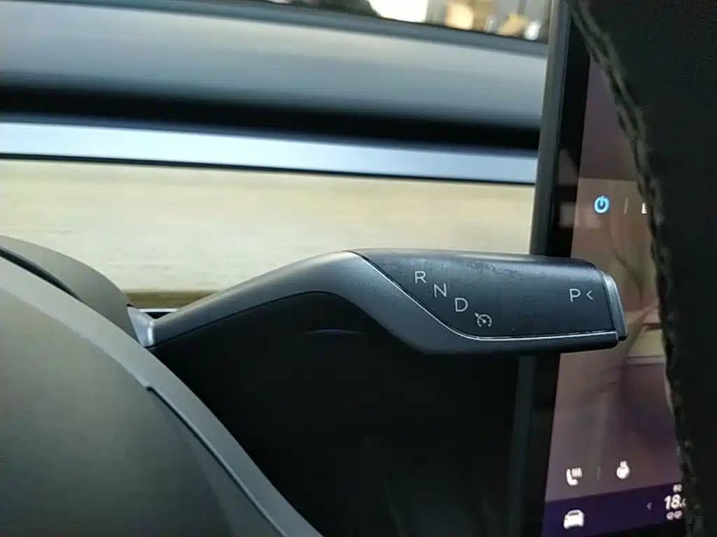 Tesla Model Y — миниатюра 14