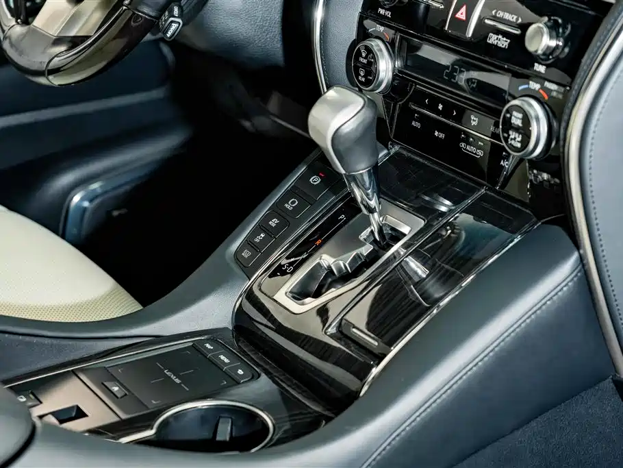 Lexus LM — миниатюра 22