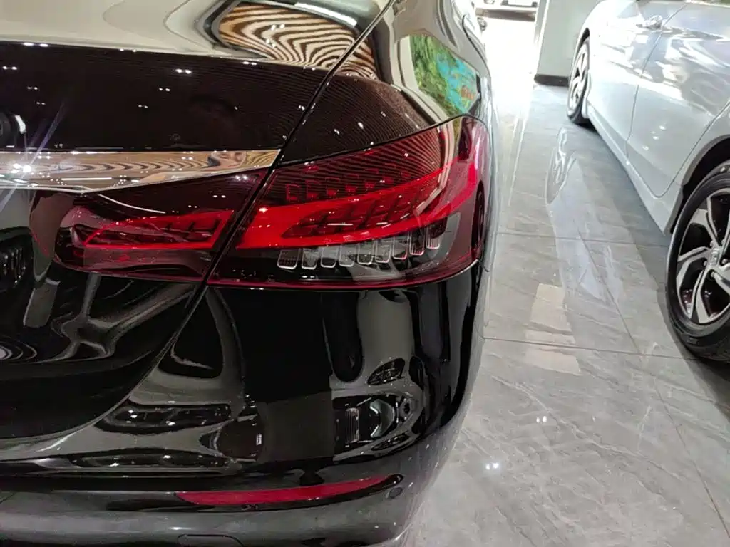 Mercedes-Benz E-Class — миниатюра 8