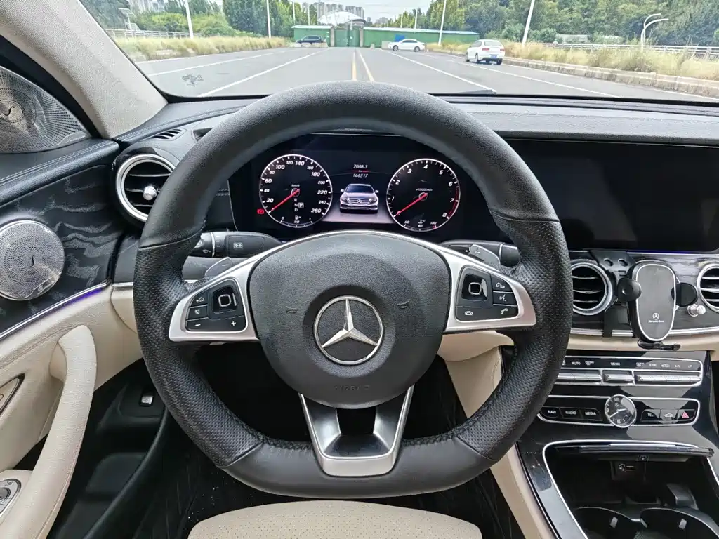 Mercedes-Benz E-Class — миниатюра 8