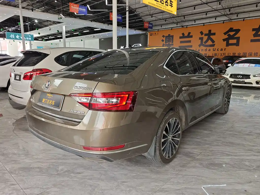 Skoda Superb — миниатюра 5