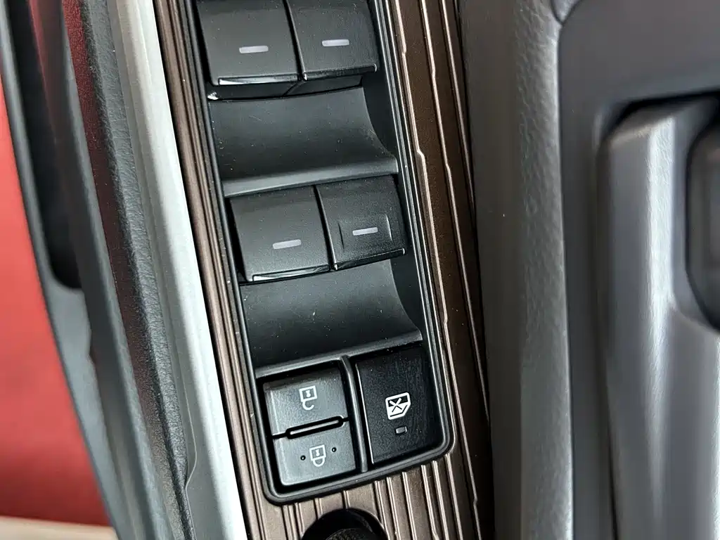 Toyota Granvia — миниатюра 12