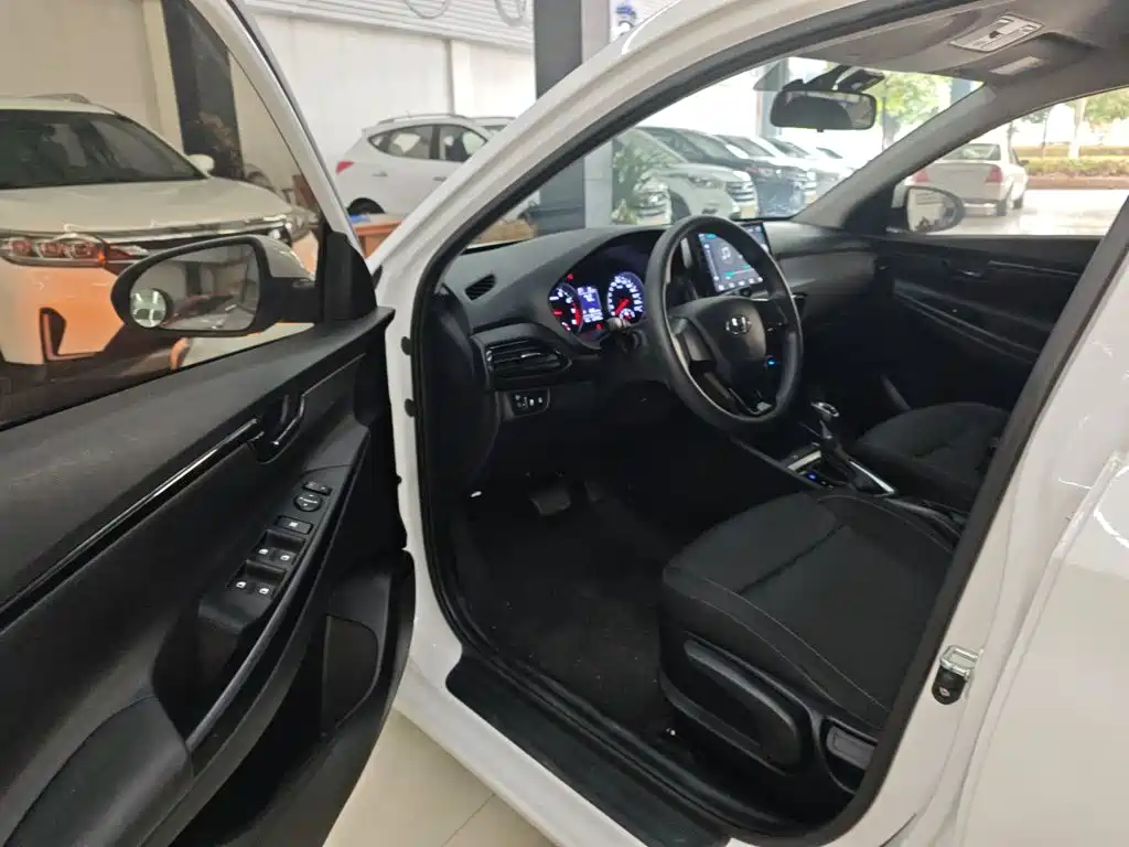Hyundai Elantra — миниатюра 16