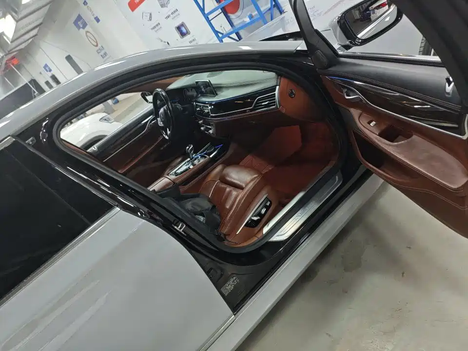 BMW 7 Series — миниатюра 7