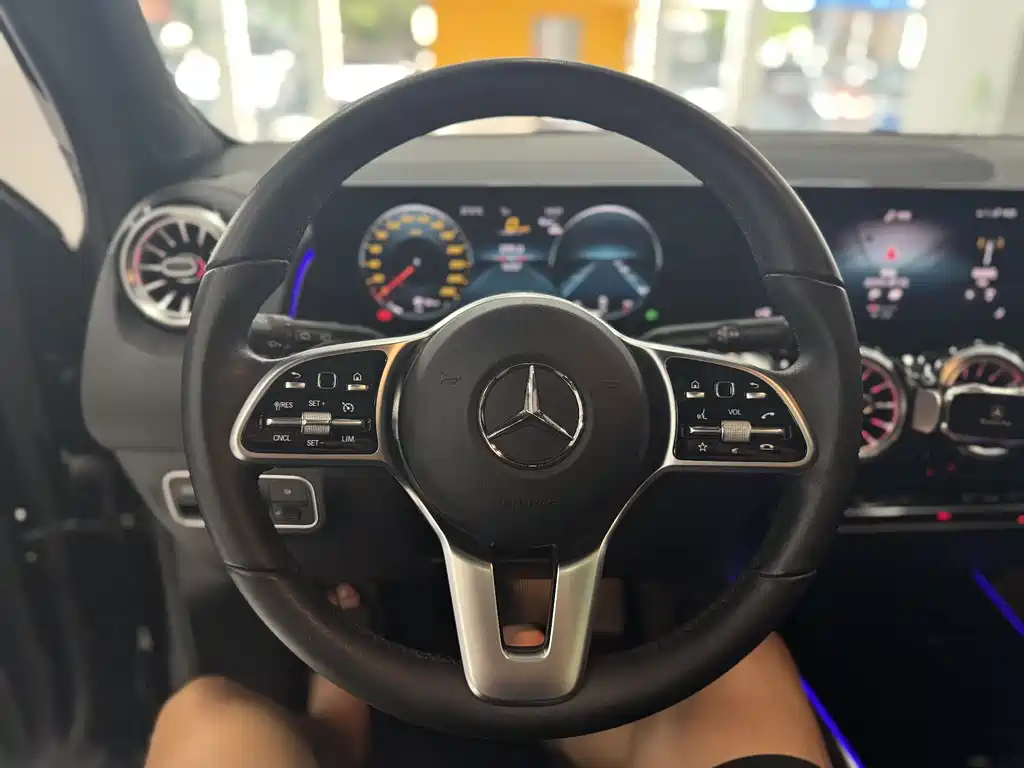 MERCEDES-BENZ GLB