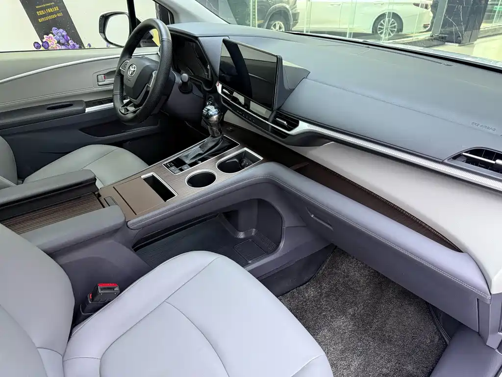 Toyota Granvia — миниатюра 15