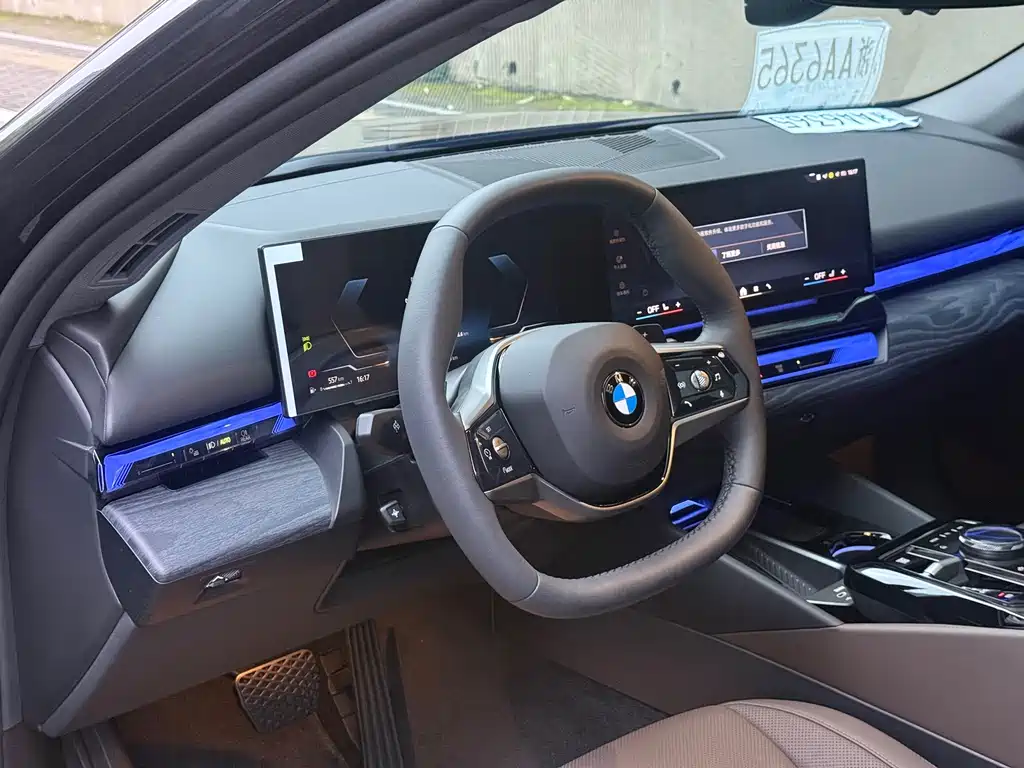 BMW 5 Series — миниатюра 7