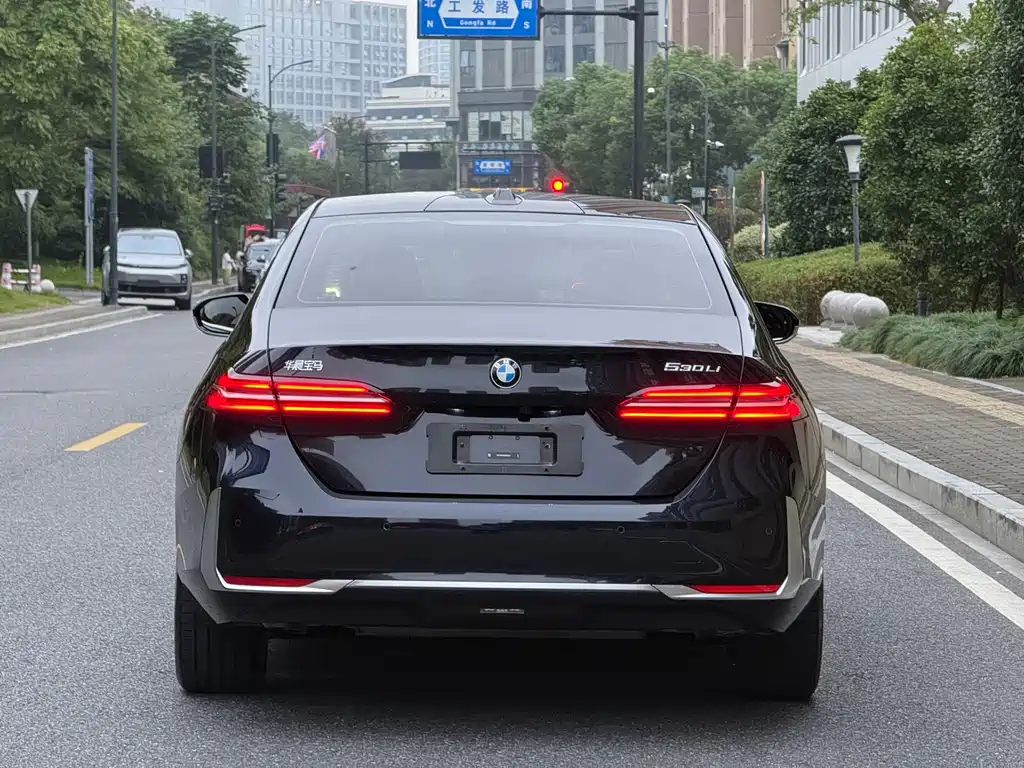 BMW 5 Series — миниатюра 13