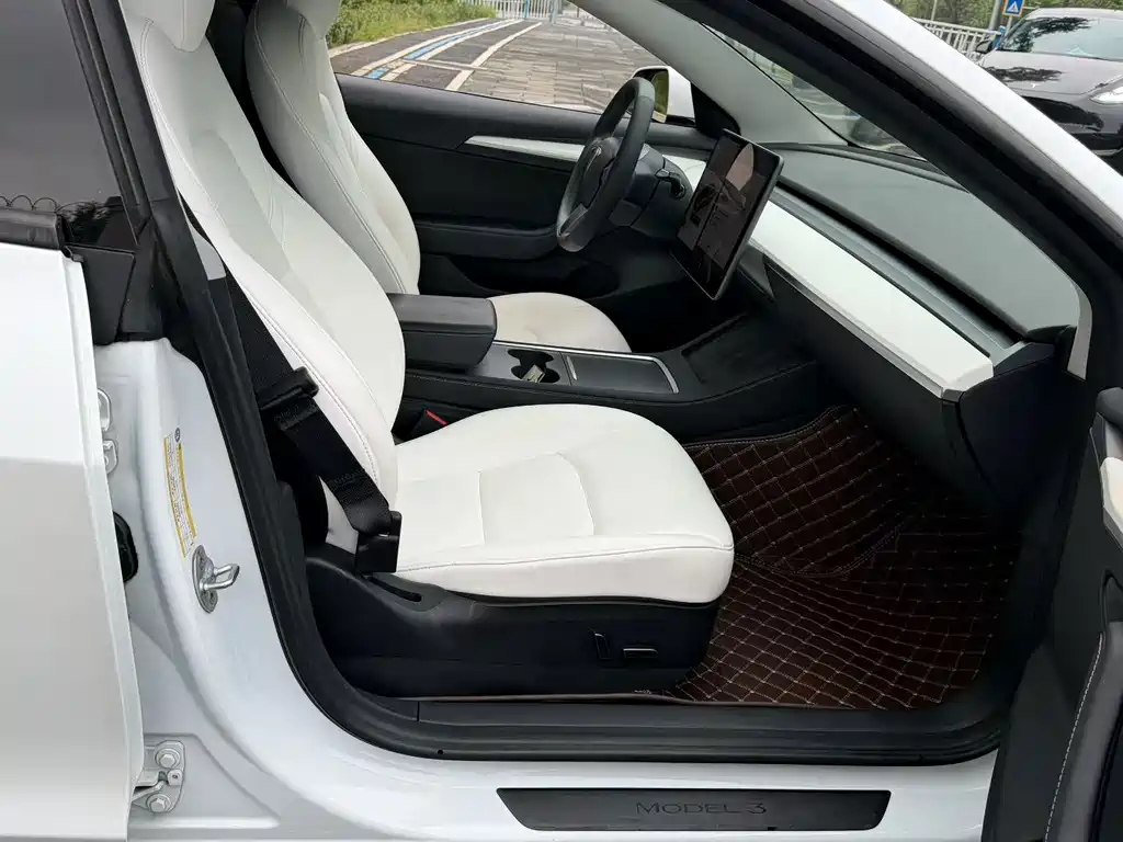 Tesla Model 3 — миниатюра 5