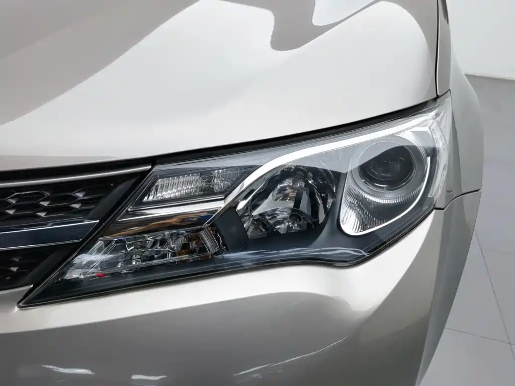 Toyota RAV4 — миниатюра 7