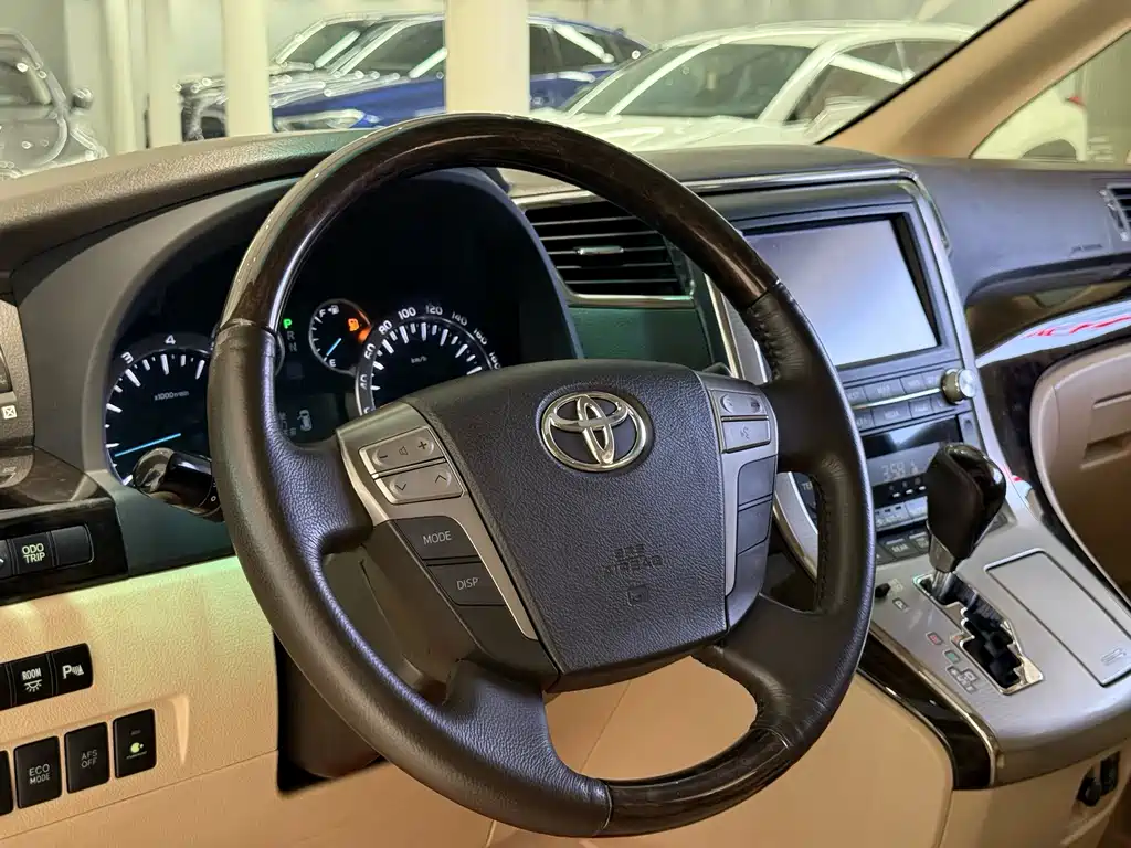 Toyota Alphard — миниатюра 5