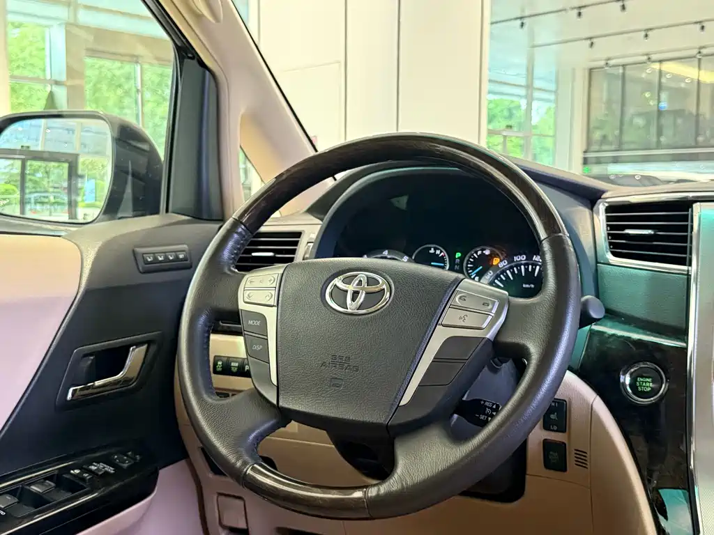 Toyota Alphard — миниатюра 11