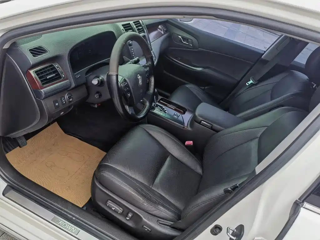 Toyota Crown — миниатюра 8
