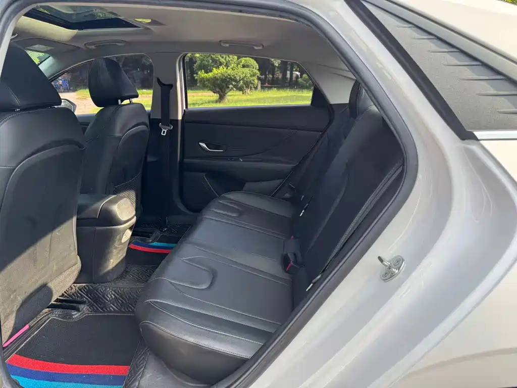 Hyundai Elantra — миниатюра 8
