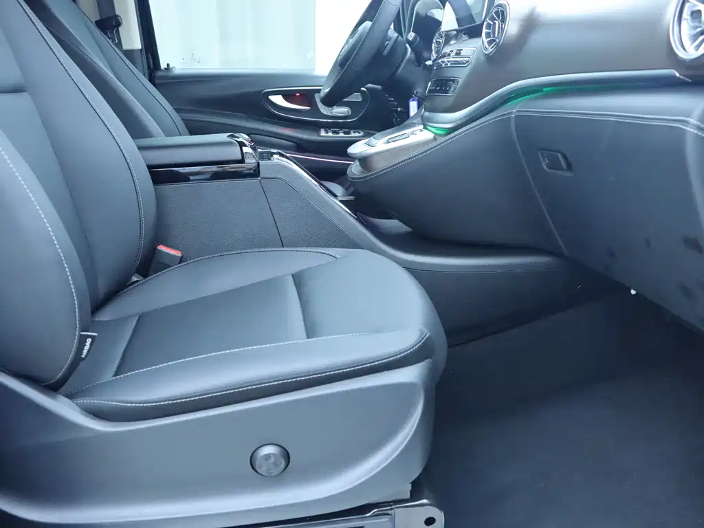 Mercedes-Benz Vito 2023 2.0T 7 мест