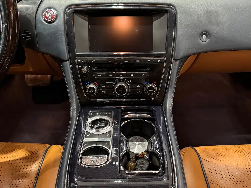 Jaguar XJ — миниатюра 15