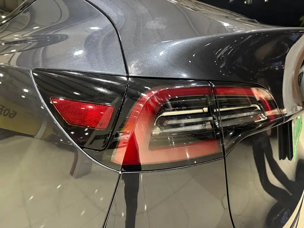 Tesla Model Y — миниатюра 17