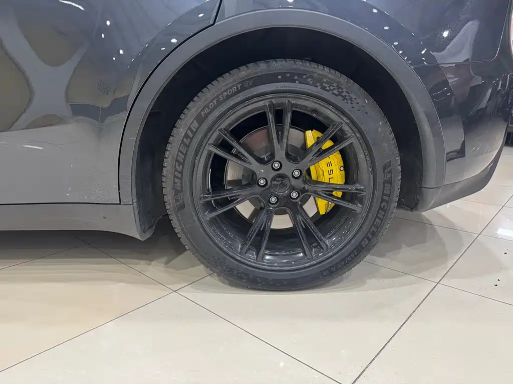 Tesla Model Y — миниатюра 18