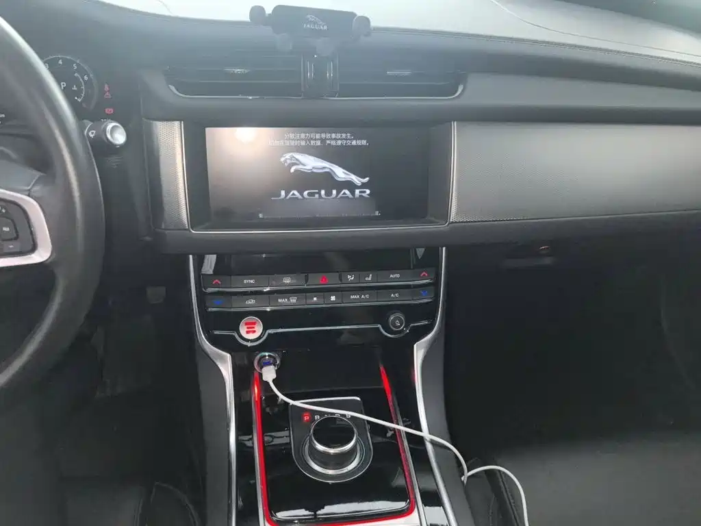 Jaguar XFL — миниатюра 6