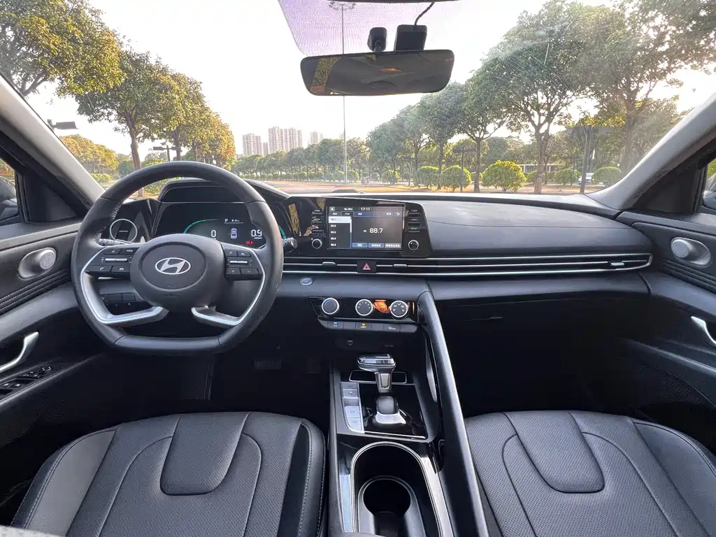 Hyundai Elantra — миниатюра 12
