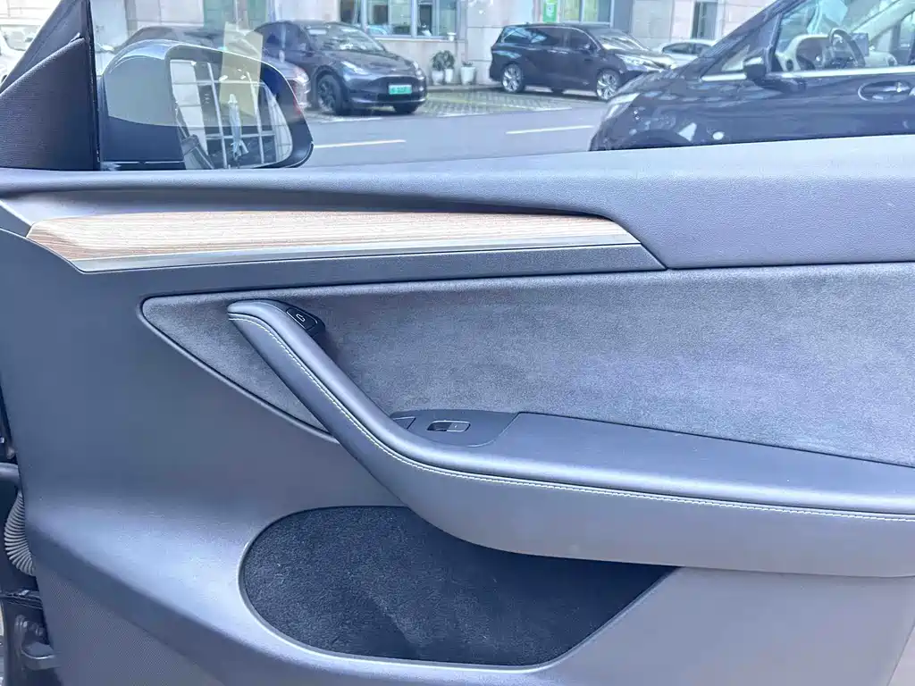 Tesla Model Y — миниатюра 15
