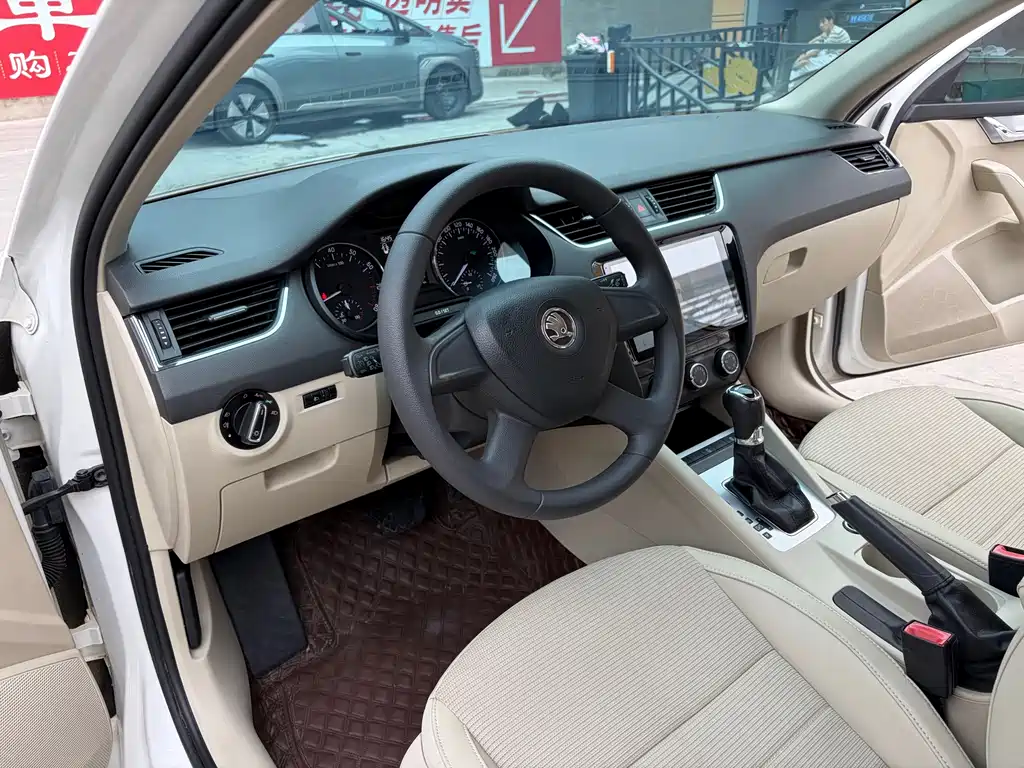 Skoda Octavia 2015 1.6L AT