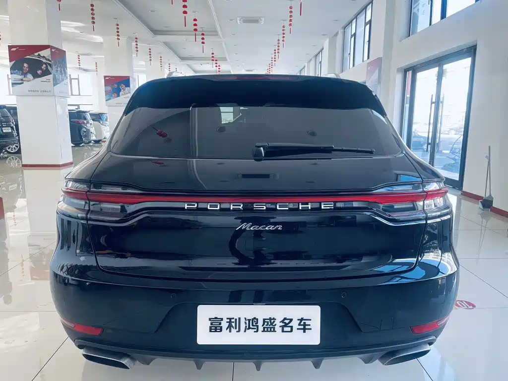 PORSCHE MACAN