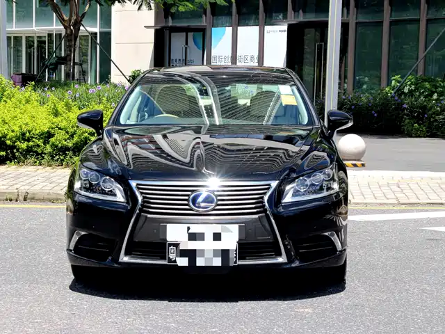 Lexus LS — фото 1