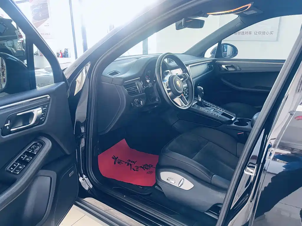 PORSCHE MACAN