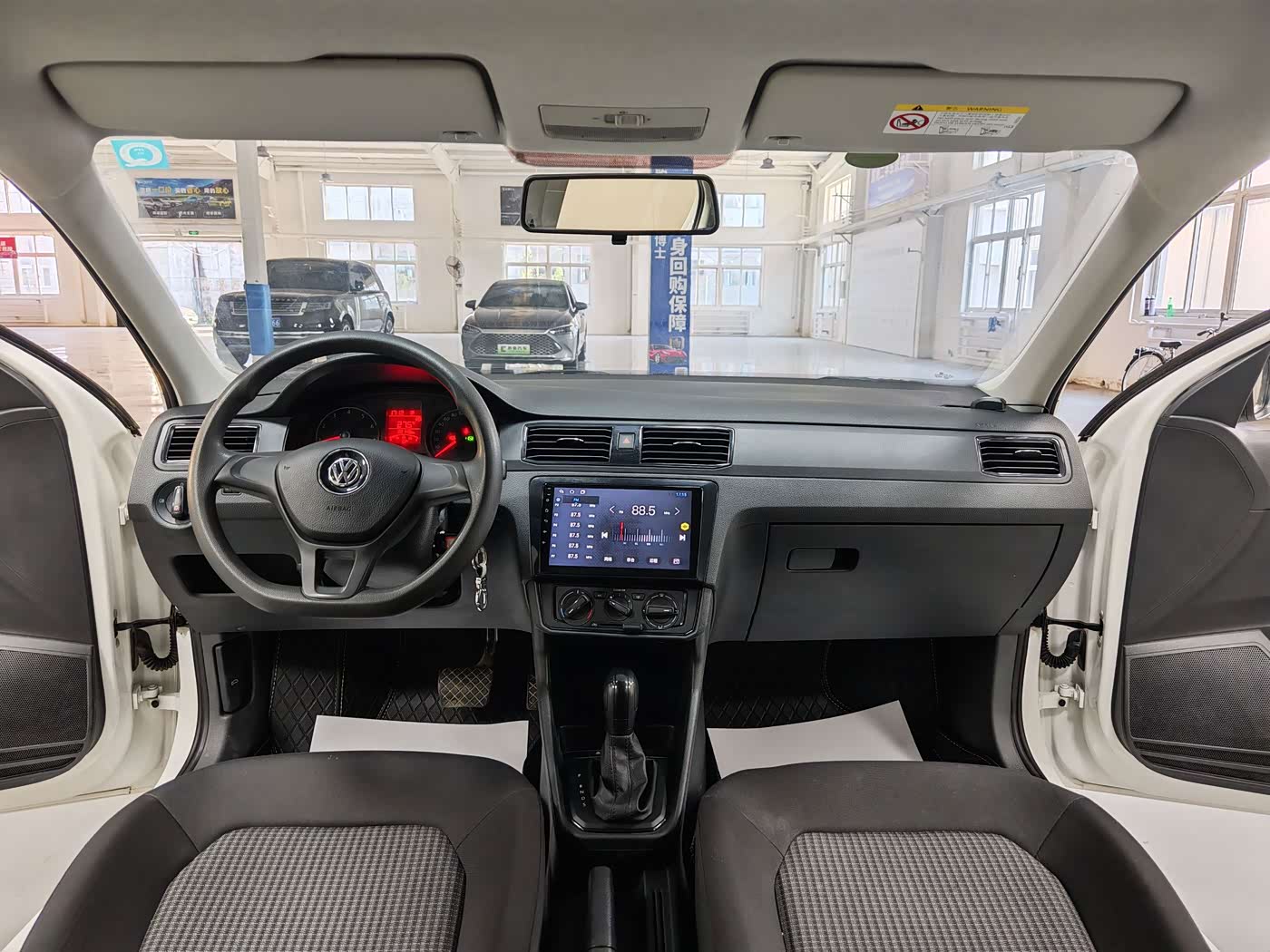 Volkswagen Santana 1.5 л 2022 г. Белый, пробег 32000 км
