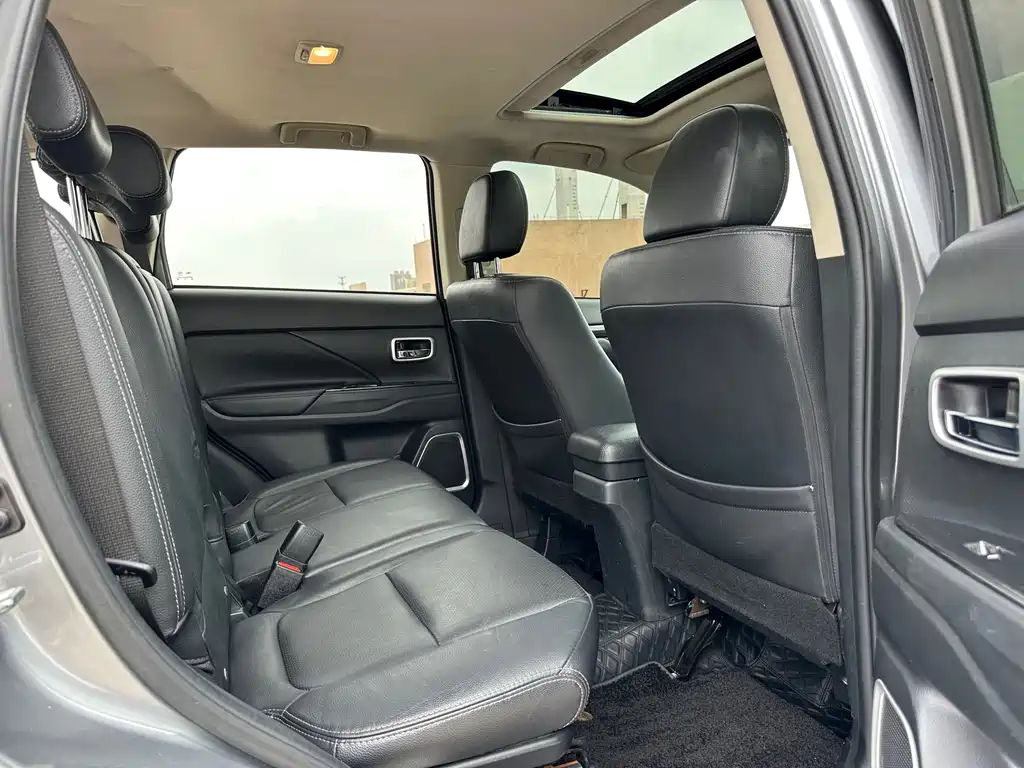 MITSUBISHI OUTLANDER