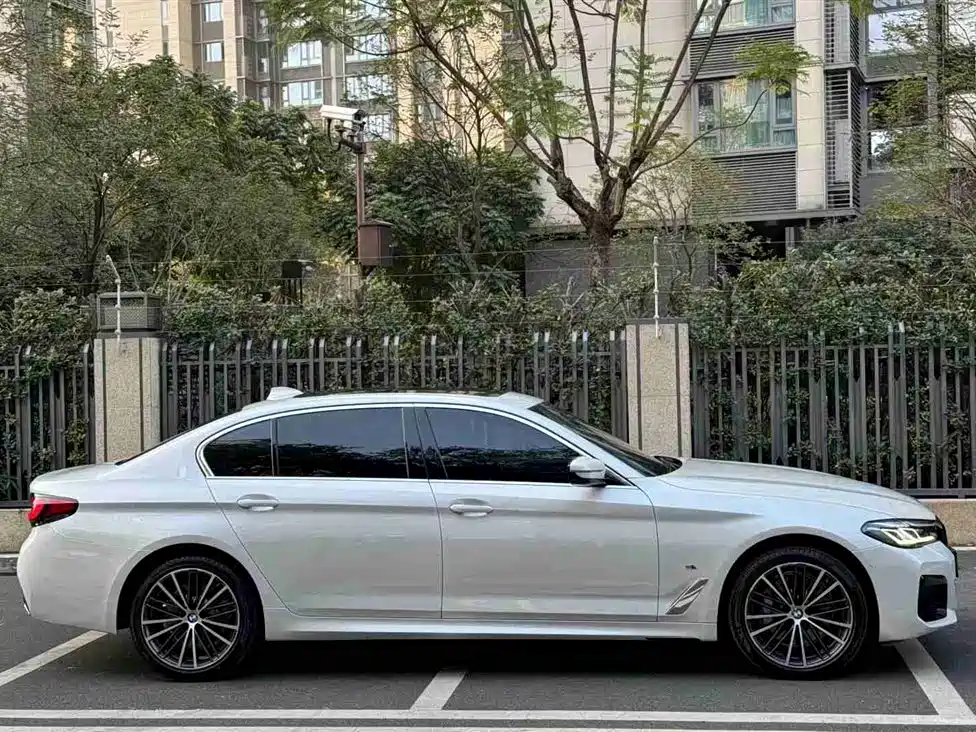BMW 5 SERIES