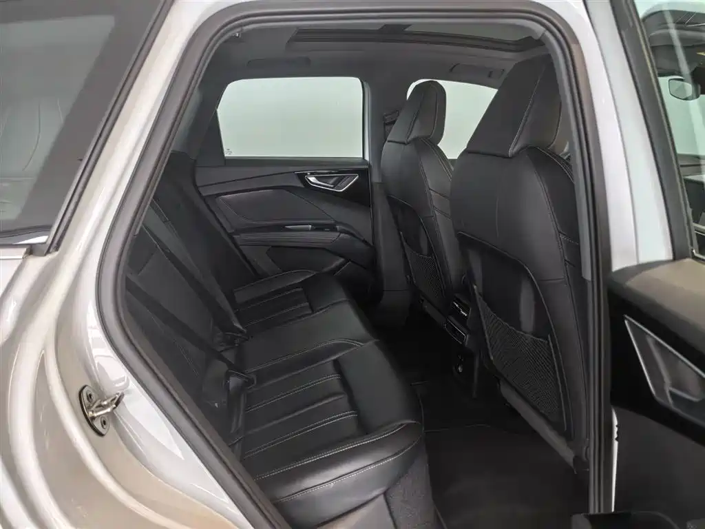 AUDI Q4 E TRON