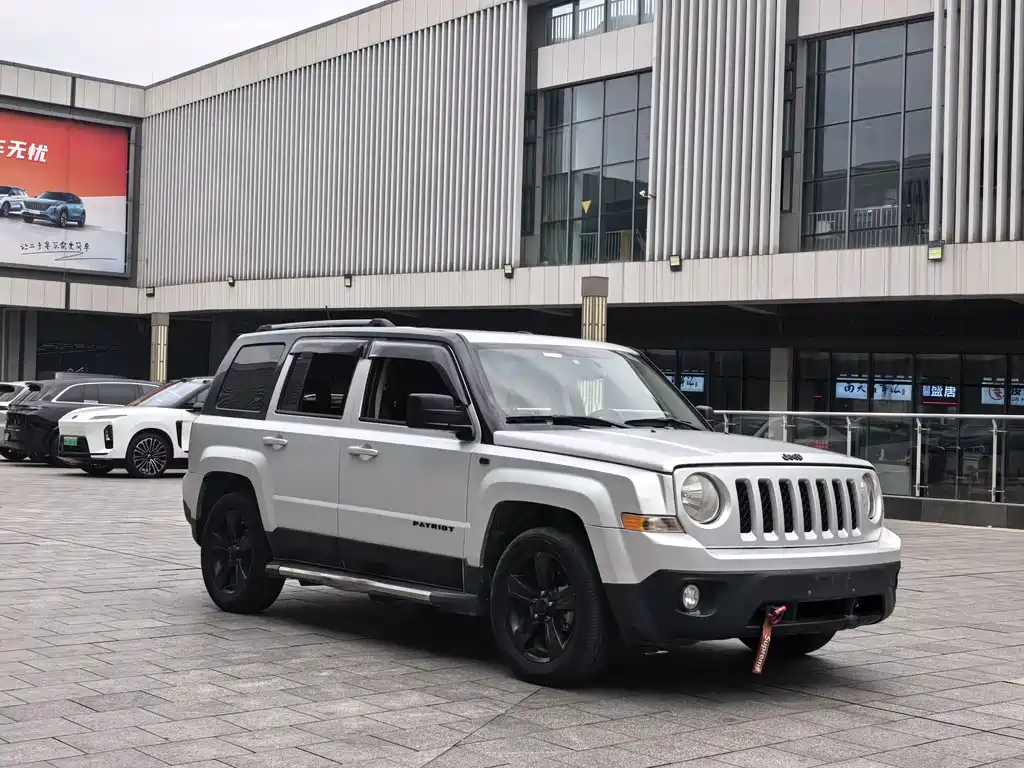Jeep Patriot 2.4L Luxury Navigation Edition, фото 3