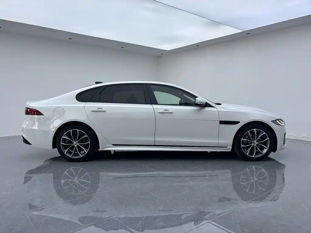 Jaguar XFL — миниатюра 4