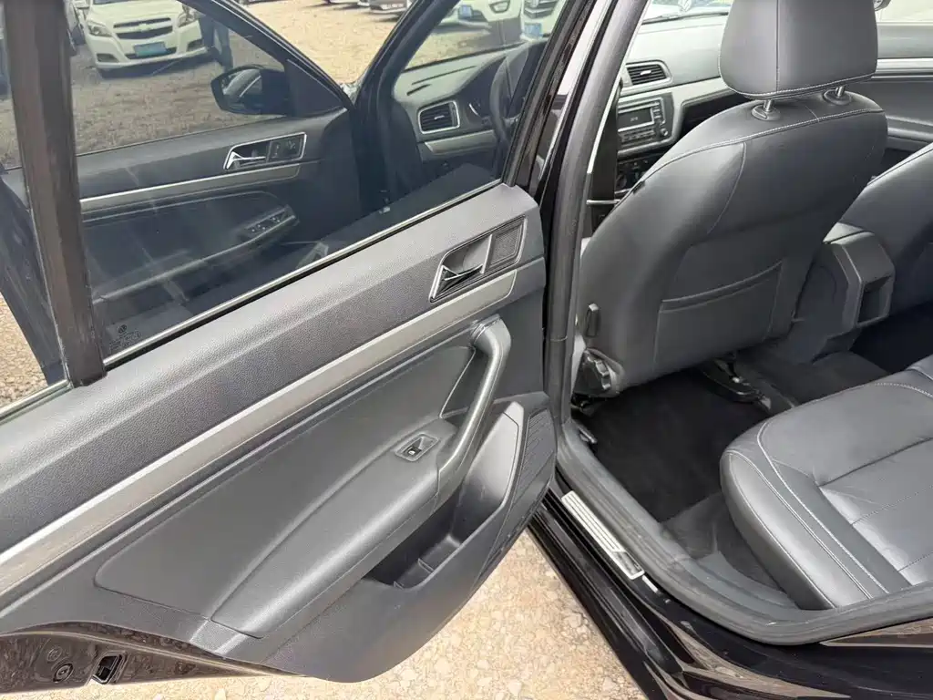 Volkswagen Lavida 2015 1.6L AT Comfort