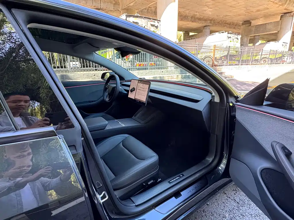 Tesla Model 3 — миниатюра 11