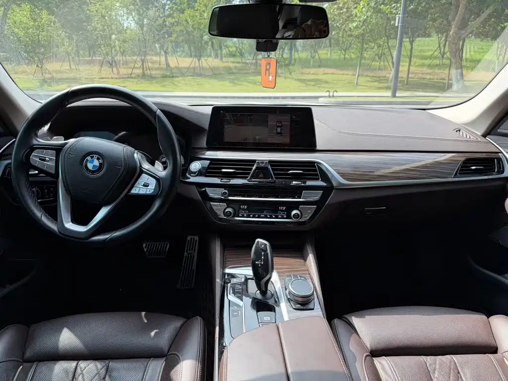 BMW 5 Series — миниатюра 4