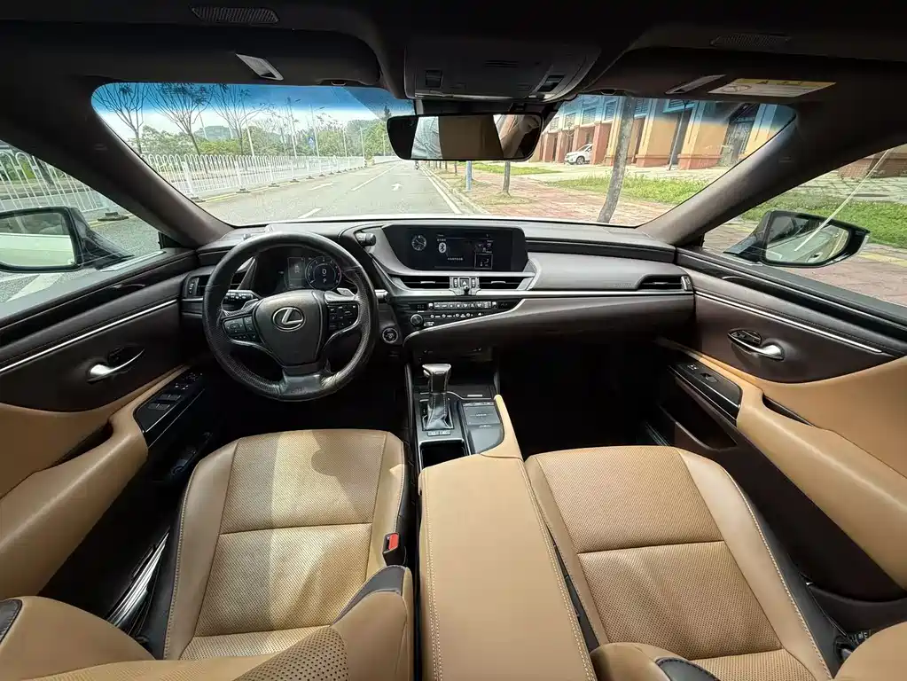 Lexus ES 2018 300h V