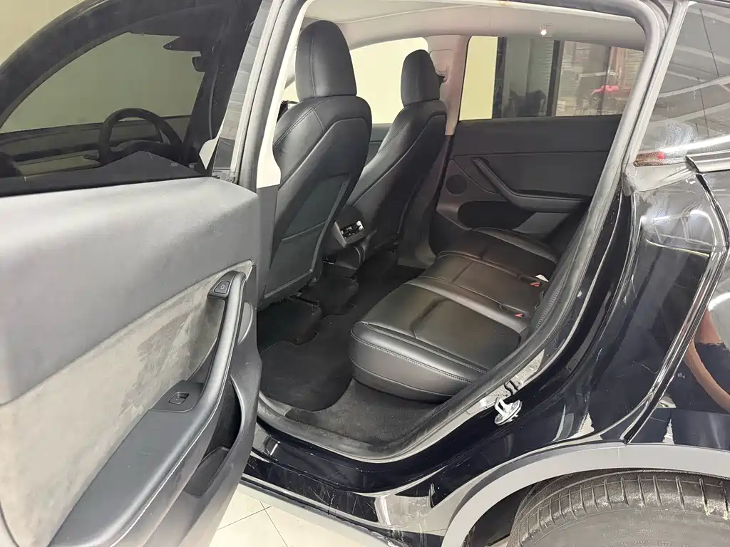 Tesla Model Y — миниатюра 16