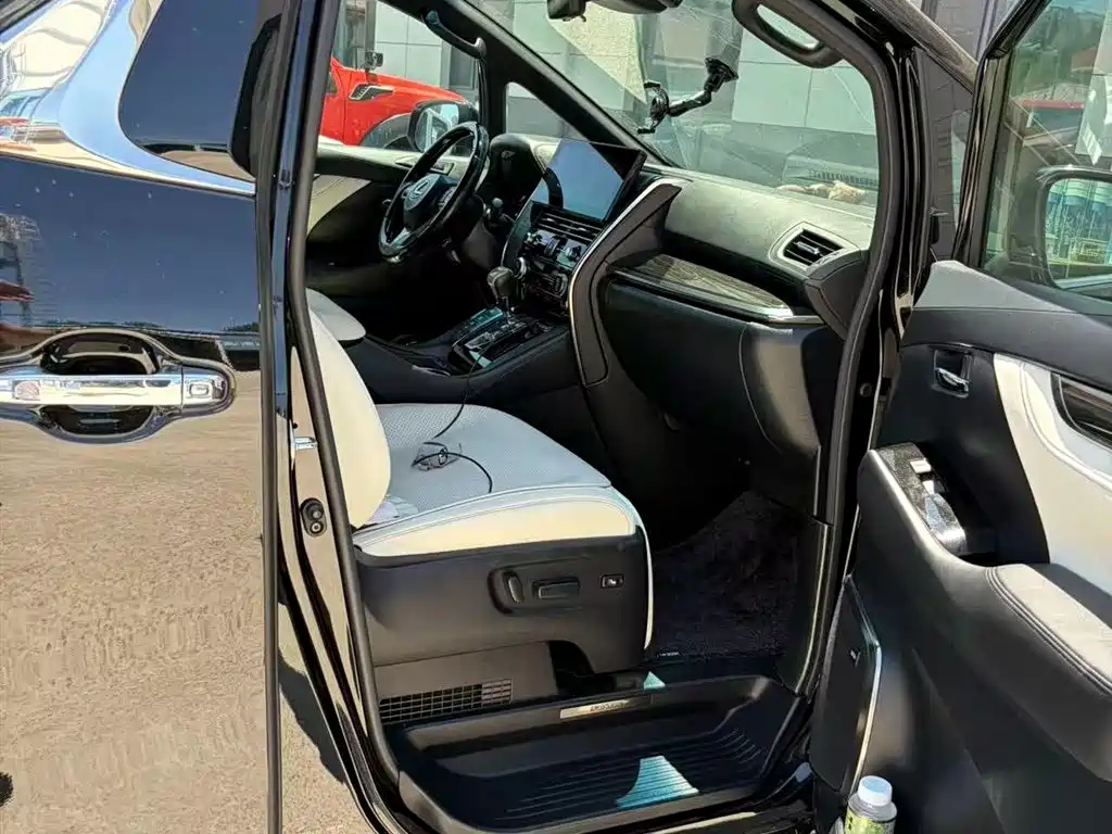 Lexus LM 2020 300h мест