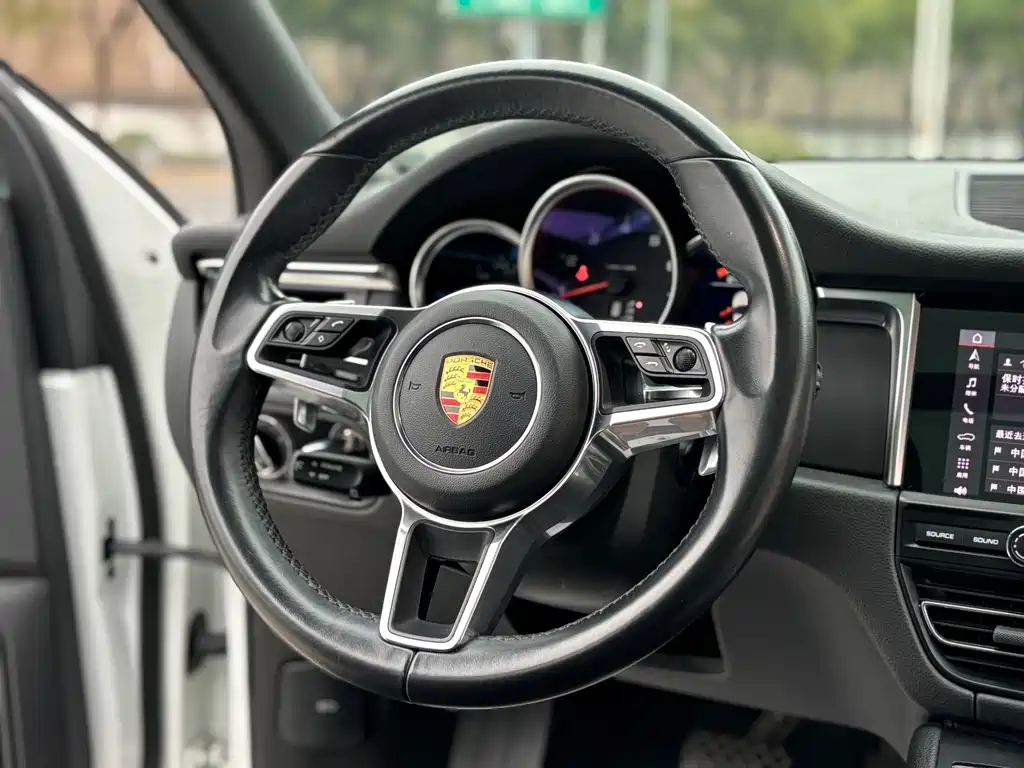 PORSCHE MACAN