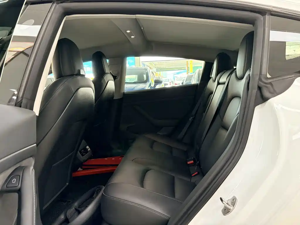 Tesla Model 3 — миниатюра 8