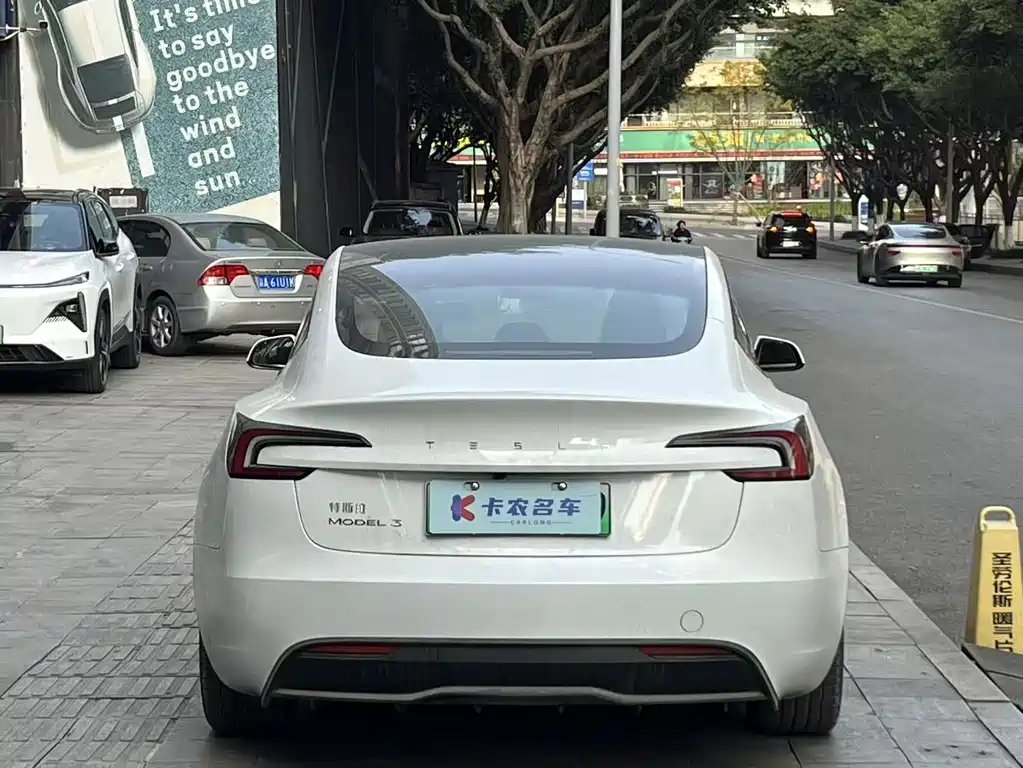 TESLA MODEL 3