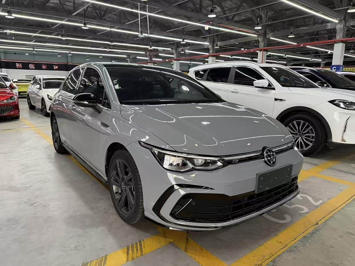 Volkswagen Golf 1.4 л 2024 г. Серебристо-серый, пробег 40000 км